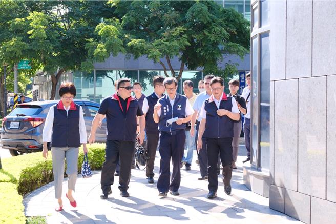 警察局長李西河（前排右二）率副局長周煥興（前排左二）、內湖分局長蕭惠珠（前排左一）、交通大隊長陳勇華（前排右一）等人視察交通狀況。（台北市警局交通大隊提供／劉彥宜台北傳真）