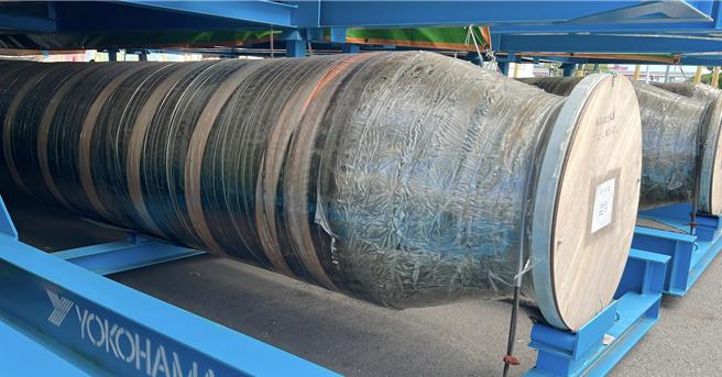 台灣中油公司於2021年6月因大林廠外海浮桶漏油案，當年高雄高等行政法院判決指出，輸油浮蛇管（見圖）破裂導致原油外洩。中油今天說明浮蛇管的使用情形。（林瑞益攝）