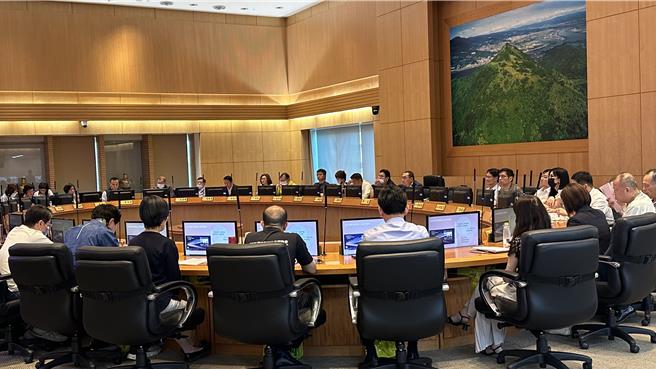 新北市工務局研擬訂定「建築基地法定空地查詢收費標準」預計年底上路，未來民眾若想臨櫃辦理查詢土地是否套繪，將從原先免費服務改為單筆地號查詢收費500元新台幣，同時也積極推動免費線上查詢系統，鼓勵民眾自行查詢。（賀培晏攝）