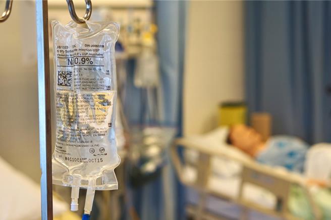永丰化学新庄工厂因违反PIC／S GMP规范而停止生产，导致国内生理食盐水供应短缺，食药署紧急启动专案进口。（示意图，Shutterstock／达志）