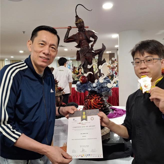 義守大學廚藝系學生吳明倫（右），在老師李建生（左）指導下，多次獲得國際賽制獎項，透過經驗的累積，他將學到的知識寶庫化為作品讓世界看見。（義守大學提供／林雅惠傳真）