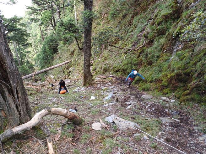 高雄市邱姓男子攀登干卓萬橫斷，9日行經18連峰第1個拉繩處不慎墜谷，待援8小時過程病況急轉直下身亡。（南投縣消防局提供／楊靜茹南投傳真）