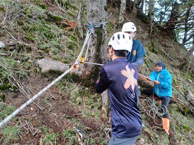 南投縣搜救人員9日下午3時許攀繩垂降接觸到墜谷邱姓男子，發現患者肢體僵硬明顯死亡。（南投縣消防局提供／楊靜茹南投傳真）