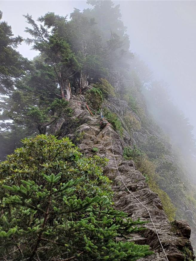 干卓萬橫斷有斷崖、連峰等考驗，被山岳界列為四大障礙之一，搜救人員合力將墜谷男子大體移至陵線空曠處。（南投縣消防局提供／楊靜茹南投傳真）