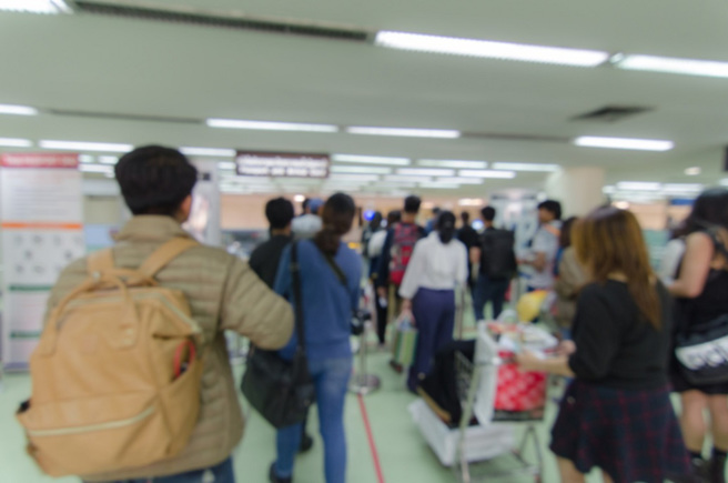 大陆一名男子在裤子口袋里藏了104条活蛇，试图闯关入境，但仍被海关人员拦截检查。（示意图：Shutterstock／达志）