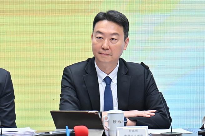 民眾党立委黄国昌今爆料称，府院涉嫌交办前海基会董事长郑文灿卷入的华亚科技园区土地开发案。不过，行政院驳斥，强调「对『看文说故事』的诬陷剧本感到不齿与遗憾」。（行政院提供）