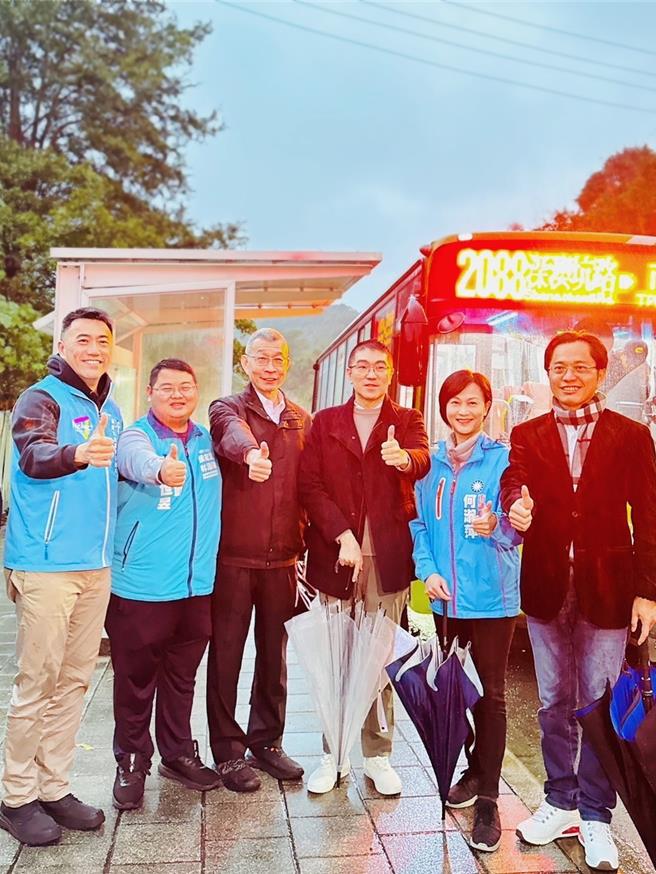 基隆市通勤人口眾多，去年12月因應深澳坑地區民眾通勤需求加開2088B路線，但尖峰時刻仍有民眾上不了車。經立委林沛祥（左一）再爭取後，8月6日起上午6時40分會再加開一班，緩解需求。（立委林沛祥辦公室提供／徐佑昇基隆傳真）