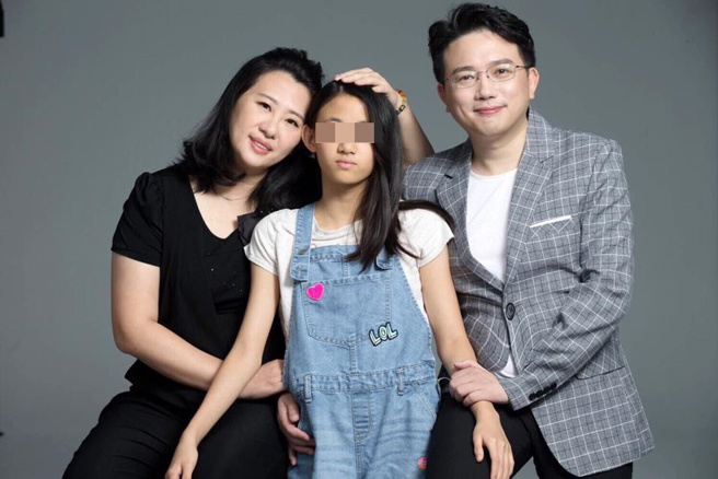 莎莉夫人指出江坤俊夫妻变成「利益共同体」，可能已沟通好如何维持「家庭正常」的假象。（图／江坤俊脸书）