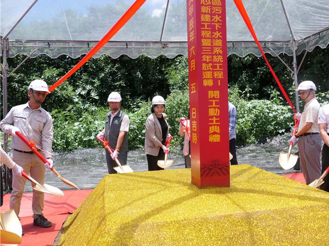 「雲林縣北港地區污水下水道系統工程－水資源回收中心新建工程」，10日由縣長張麗善（左三）等人主持開工動土典禮，預計2027年1月底完工，可消弭生活汙水汙染源，達到淨化水質目的。（張朝欣攝）