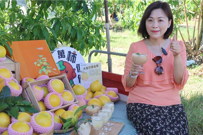 番路鄉農會總幹事趙幸芳分享黃金果不同吃法。（呂妍庭攝）