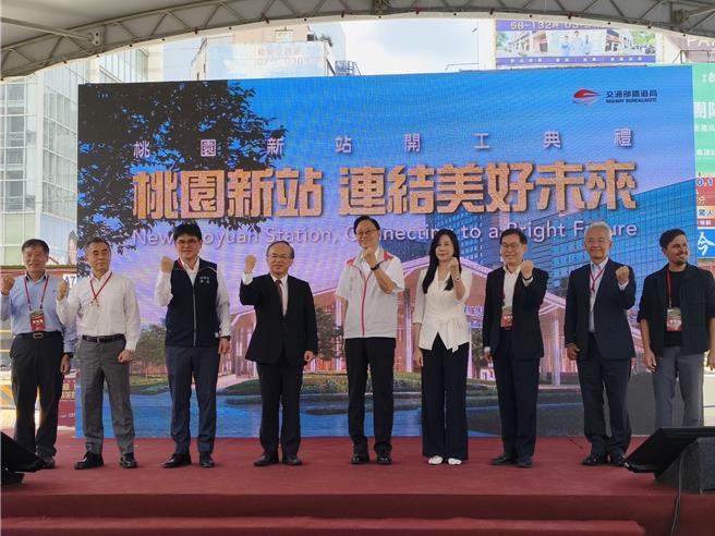 交通部次长陈彦伯、桃园市长张善政及铁道局长杨正君、立委万美玲等人出席「CJ12标桃园车站路段铁路地下化工程」，祈福工程施工顺利、早日完工。（赖佑维摄）