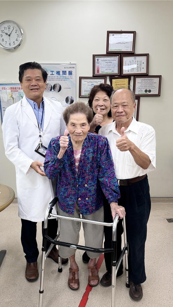 102岁苏姓阿嬷跌倒、臀部直接着地，无法顺利翻身起床，经「脊椎微创千斤顶復位」。（照片由童综合医院提供）