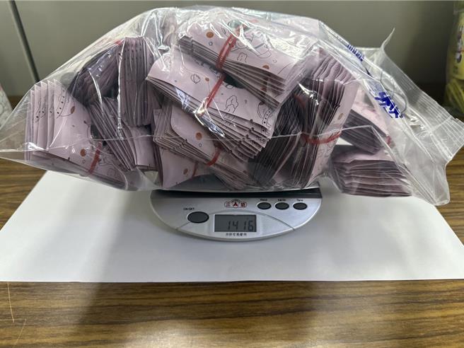 霧峰警分局破獲暱稱「黑貓宅急便」網路販毒集團，趁偽裝買家交易時逮捕並起獲毒品咖啡包85包、愷他命11包、手機6支及並扣得現金13萬2100元。（霧峰警分局提供／馮惠宜台中傳真）