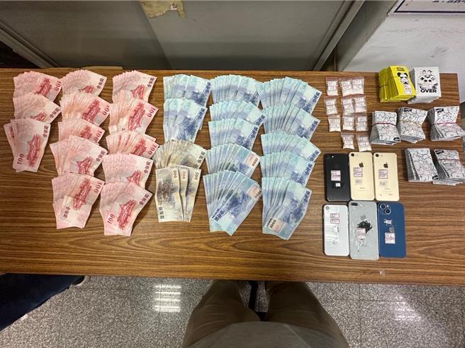 警於逮捕犯嫌後，也在位於台中市神岡區三民路存放毒品的倉庫扣得毒咖啡包1383包、愷他命1包、電子磅秤3台及夾鏈袋5包等證物。（霧峰警分局提供／馮惠宜台中傳真）