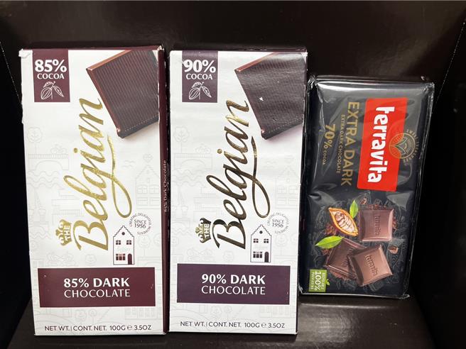 OKmart于7月24日前推出多款糖饼优惠活动，品项包括「波兰Terravita70％黑巧克力90g」等。（OKmart提供／朱世凯台北传真）