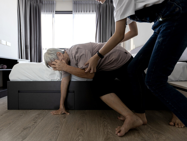 百岁嬷重摔起不了床，靠「千斤顶」重建脊椎免受全麻之苦。（示意图：shutterstock／达志）