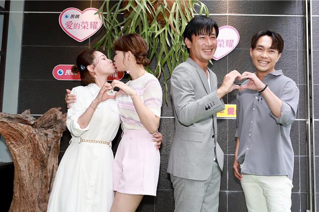 吴婉君、谢京颖、傅子纯、许仁杰一起为戏宣传。（民视提供）