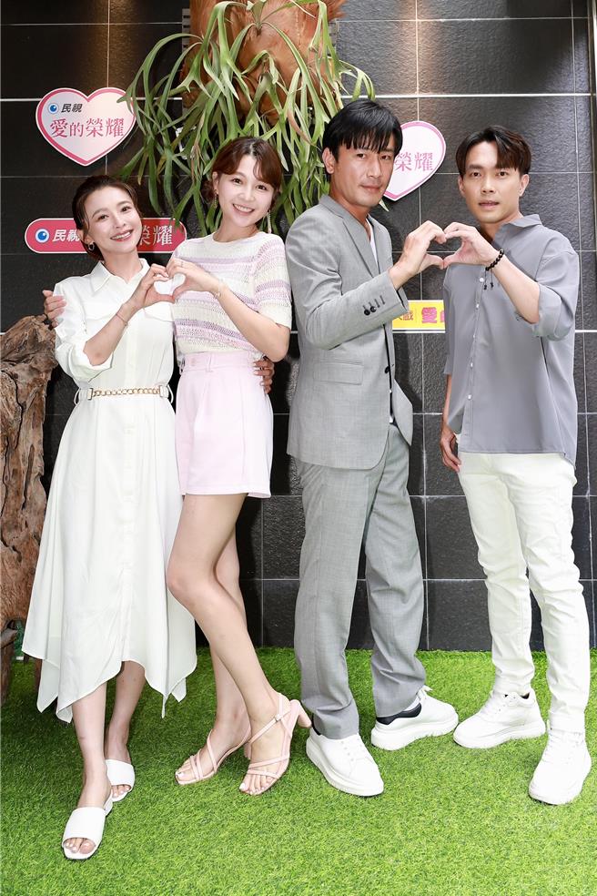 吴婉君、谢京颖、傅子纯、许仁杰一起为戏宣传。（民视提供）