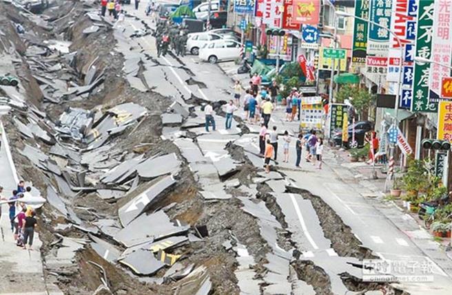 2014年發生高雄氣爆，馬路被炸到像戰爭現場。（中時資料照）