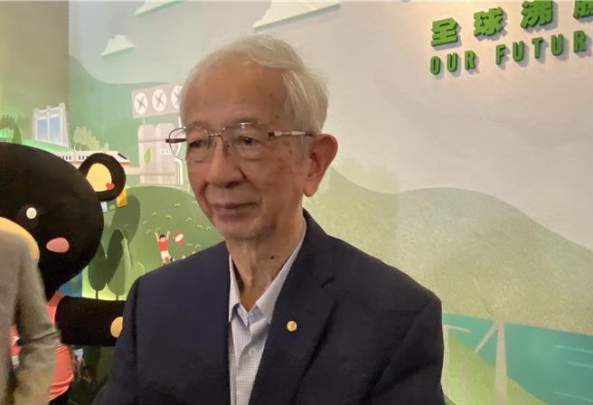 前中研院院長李遠哲10日參加科博館特展活動，他向政府喊話，2030年溫室氣體排放要降至2020年的一半、明年起年排放減10％，否則，2050年不可能淨零排放，若做不到會很糟糕，施政者及老百姓愧對下一代，有最大責任。（陳淑芬攝）