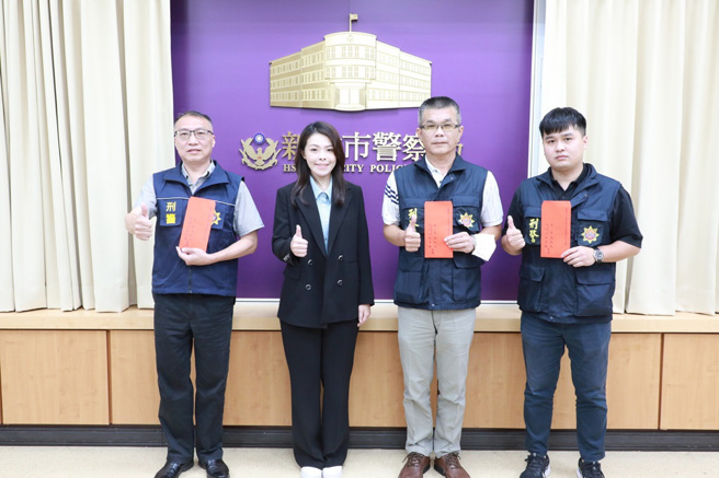 竹市警破獲幫派行動軍火庫，高市長頒贈破案獎勵金/(圖/新竹市警察局提供)