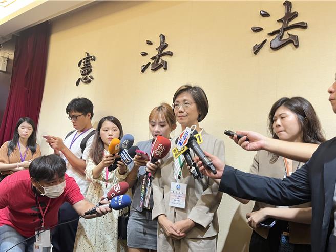 立委翁曉玲在憲法法庭開庭前接受採訪質疑憲法法庭的做法（林偉信攝）