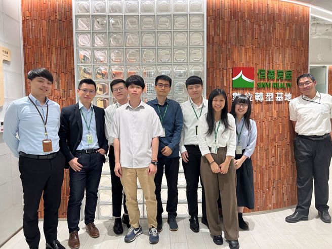 信义房屋平均一年投注百万训练费用，祭出丰富培训资源优势，与科技业、金融业争抢数位人才。(图/信义房屋提供)