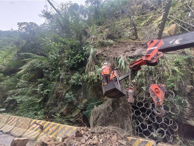 第1阶段挂网喷浆工程，先清除防护网及边坡的落石，针对易落石边坡再进行喷浆作业稳定岩盘。（业者提供／杨静茹南投传真）