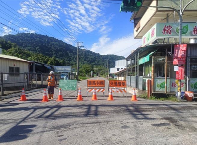 施工业者在南投131县道埔里水头端设置交通管制点，派员进行交通维护，请用路人改走投71线中正路往鱼池。（业者提供／杨静茹南投传真）