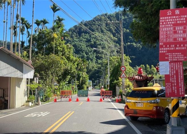 施工业者在南投131县道鱼池善德宫设管制点进行交通维护，请用路人改走投69线过坑路往埔里。（业者提供／杨静茹南投传真）