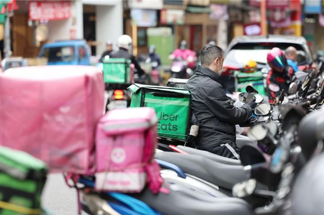 勞動部職安署今天指出，目前僅Uber Eats提供外送人員第三人責任險，勞動部已在今日的座談會與台平業者達成共識，儘速提供外送員「第三人責任」保障，金管會亦會提供協助。（本報資料照片）