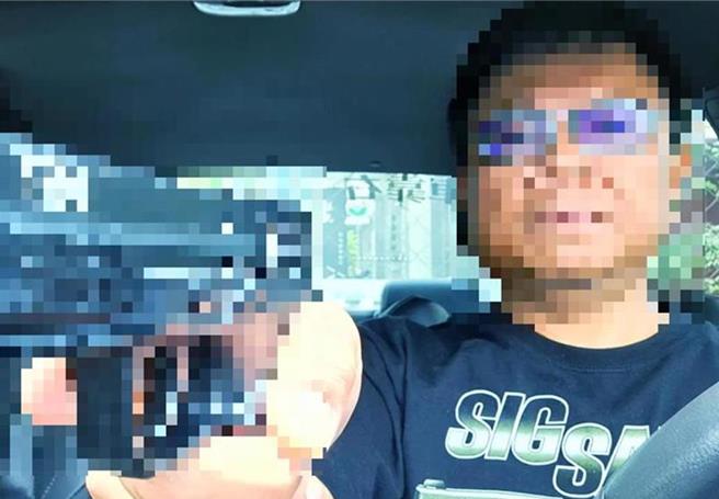 台铁潮州站邱姓副站长PO文怒杠网友引发热议。（摘自Dukoff血汗臺铁）