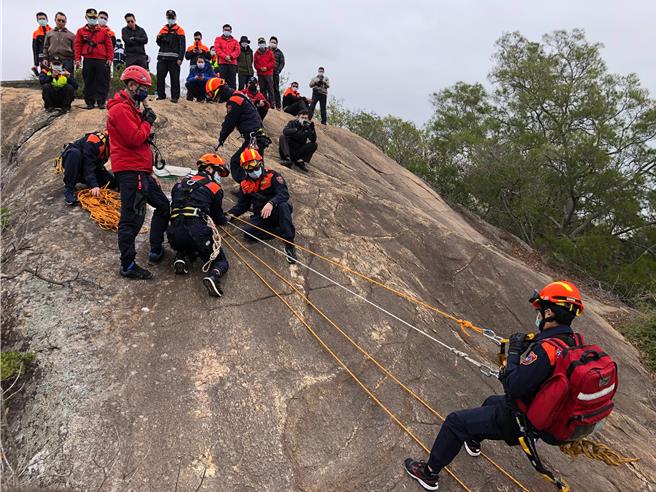 金門縣消防局以「優化太武山搜救效能」為議題，聚焦「精準定位、加速救援」，榮獲行政院「2024年度標竿學習案例甄選」地方機關佳作。（圖／金門縣消防局）