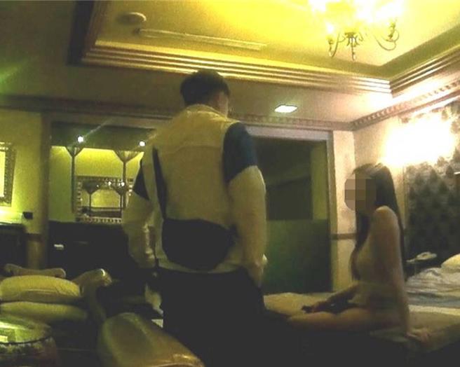 桃园市警察局于9日晚间扩大实施「靖黄专案」，全面扫荡躲藏社区公寓大楼卖淫女子，以净化社会善良风俗。9日一举查获妨害风化案65件、120人，其中泰籍女子45人，警方还发现1名身材曼妙女子「雯雯」，但一看护照才发现是男儿身。（翻摄照片）