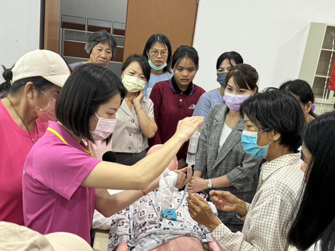 嘉義縣衛生局9日辦理外籍家庭看護人員訓練。（圖／嘉義縣衛生局）