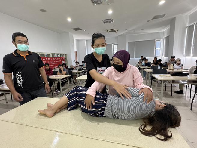 透過專業治療師與通譯員指導，外籍看護人員也會漸漸對工作產生信心。（圖／嘉義縣衛生局）
