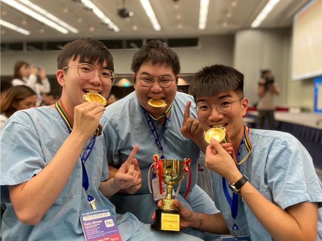 嘉基急诊医师丁冠中（左）、张家硕（中)、黄政富（右）超音波竞赛夺冠，含金报佳音。（嘉义基督教医院提供／吕妍庭嘉义传真）