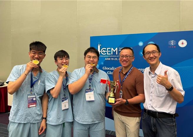 嘉基急诊医师黄政富（左一）、丁冠中（左二）、张家硕（中）、郑凯元（右一）对拿下冠军感到欣喜。（嘉义基督教医院提供／吕妍庭嘉义传真）