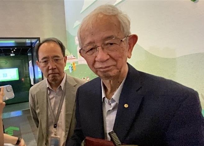前中研院院长李远哲10日在台中表示，废核要往后延，等到绿能足够了，再谈废核问题，如果现在废核，要多烧煤、多烧油，会变得更坏，这是不对的。（陈淑芬摄）