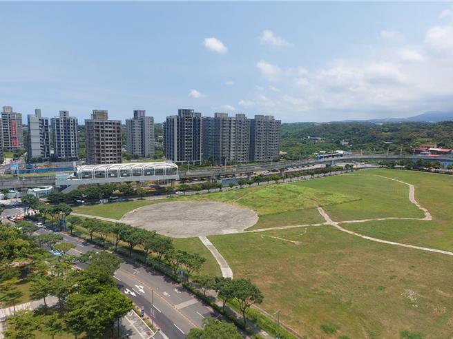 淡海輕軌淡水行政中心站周邊土地開發案現況。（張鎧乙攝）