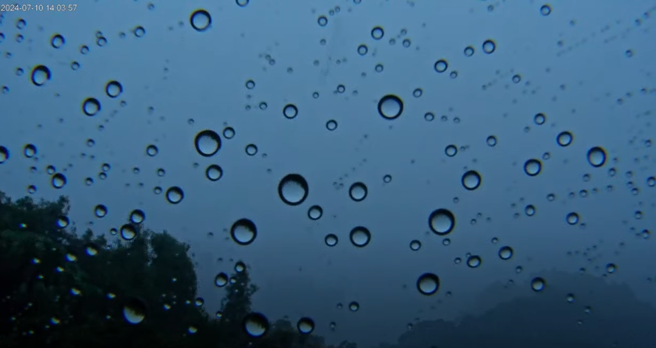 下午2点的象山即时影像中，整个台北信义区消失在画面，镜头上都是雨滴。（翻摄自YouTube）