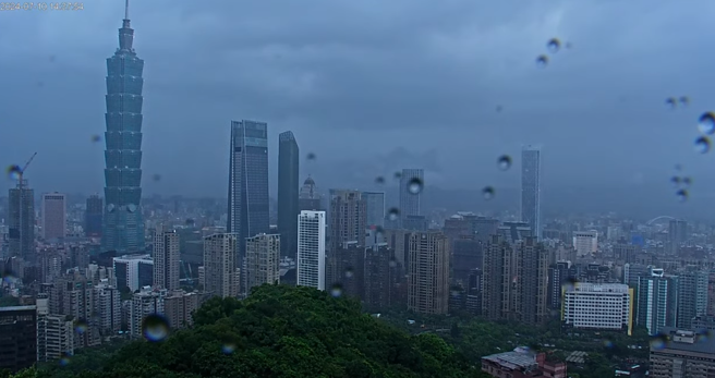 下午2点半过后雨停，台北信义区才又出现在画面中。（翻摄自YouTube）