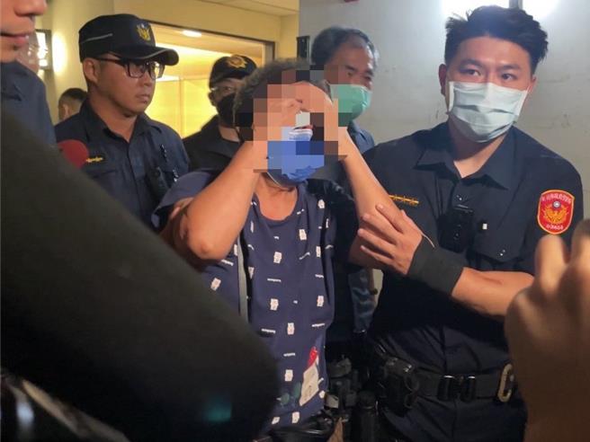 刘女妈妈悲恸痛哭，直呼凶嫌实在残忍。（刘彦宜摄）