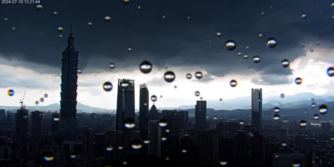 下午1点半台北天空先是暗下来。（翻摄自YouTube）