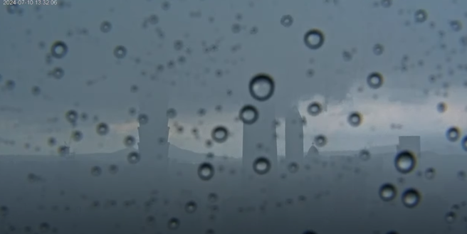 下午1点半台北天空先是暗下来，接着大雷雨狂轰画面就变一片黑。（翻摄自YouTube）