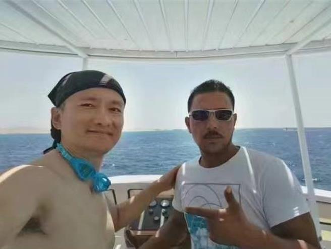 陸籍潛水員（左）於廣東失聯，家屬發布高額懸賞希望能找到人，消息也傳到澎湖業者手裡，希望出海作業漁船多家留意。（翻攝自微博／任義宇高雄傳真）