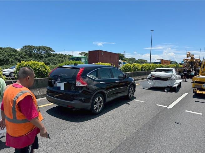 國道1號北向342.3公里高科路段於10日中午發生5輛車碰撞交通事故，其中一輛汽車毀損嚴重。（翻攝照片／林瑞益高雄傳真）