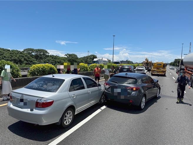 國道1號北向342.3公里高科路段於10日中午發生5輛車碰撞交通事故，圖為車禍現場。（翻攝照片／林瑞益高雄傳真）