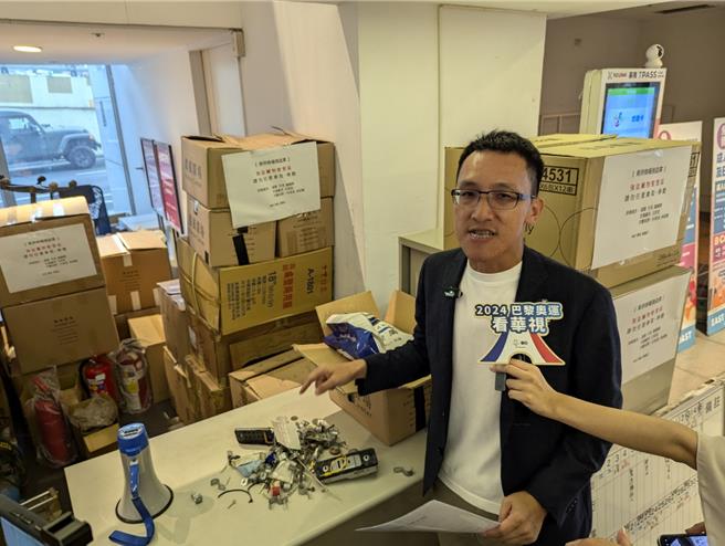 经营NET服饰的主富公司律师陈义文表示，10日上午基隆地检将基市府涉嫌强盗案的盗赃物，发还给该公司。（张志康摄）