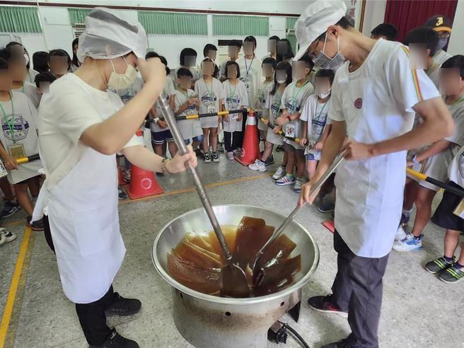夏令营工作人员现场炒黑糖，让50名国小学童大开眼界。（善化糖厂提供／宝智华台南传真）
